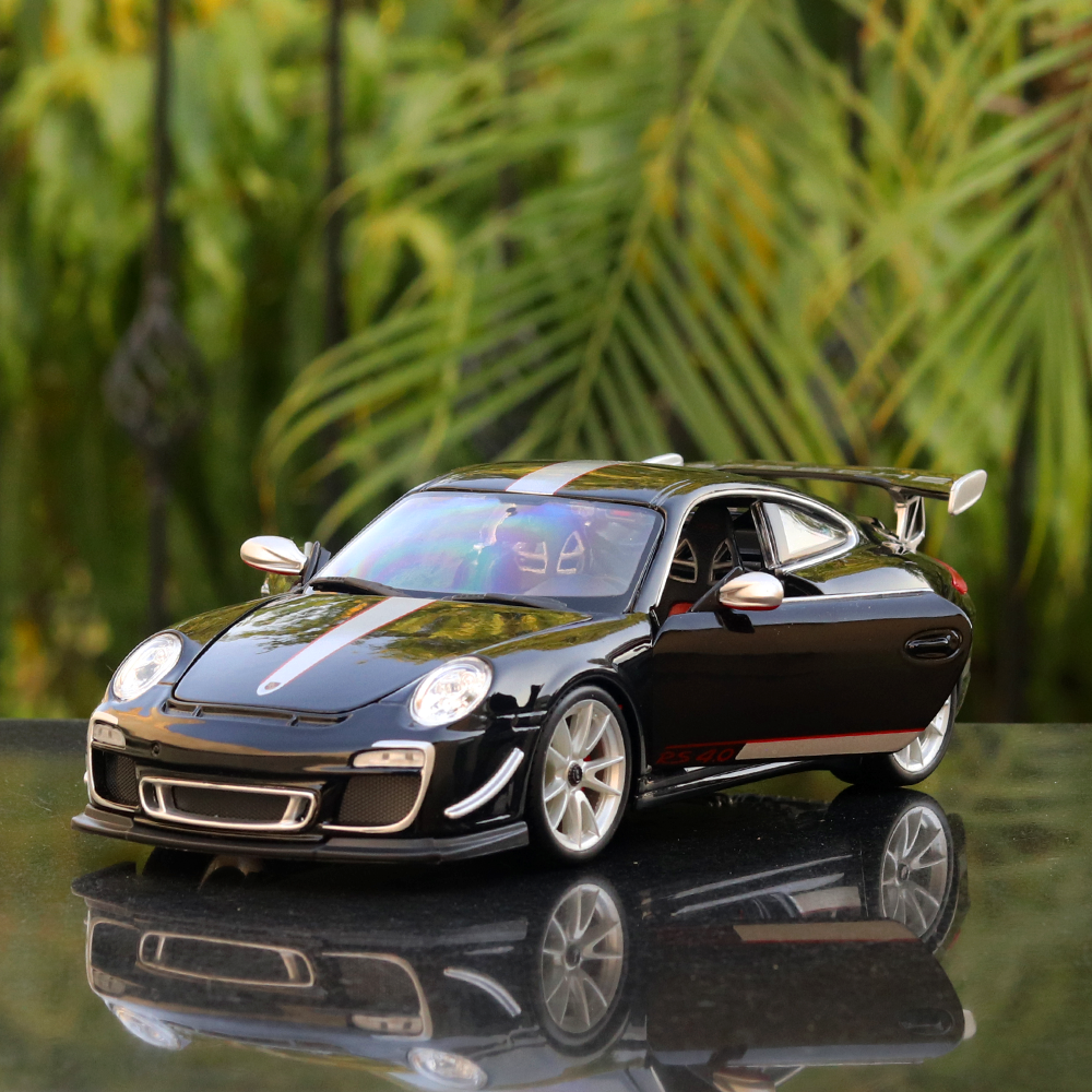Bburago Original Licensed Porsche 911 GT3 RS 4.0  Diecast Car | 1:18 Scale (14 Years till Grown Ups)