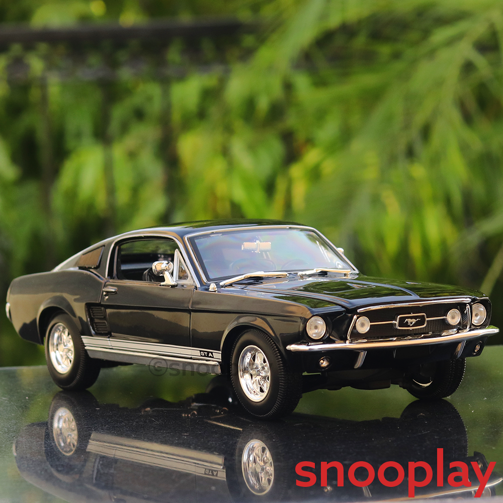 Maisto 1967 Ford Mustang GTA Fastback Diecast Car Model (1:18 Scale)