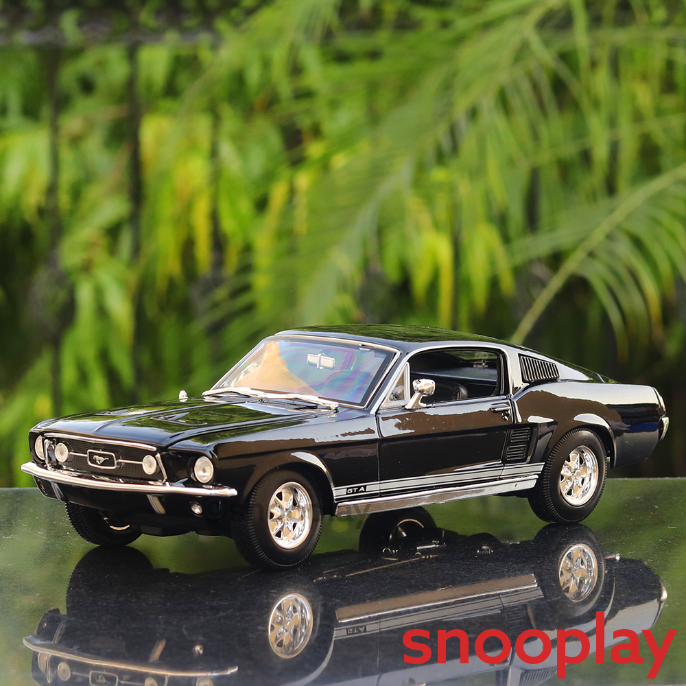Maisto 1967 Ford Mustang GTA Fastback Diecast Car Model (1:18 Scale)