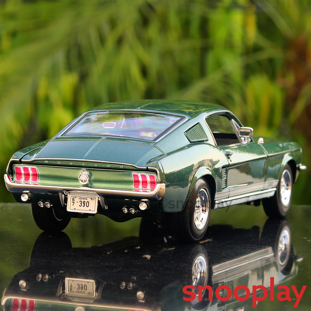 Maisto 1967 Ford Mustang GTA Fastback Diecast Car Model (1:18 Scale)