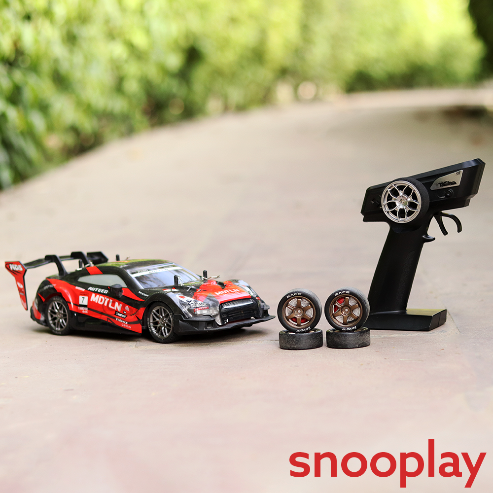 Remote Control 4x4 Drift Racing Car with 4 Spare Wheels - 2.4GHz Frequency, Light & Sound | 1:16 Scale (5-12 Years) | Assorted Colors